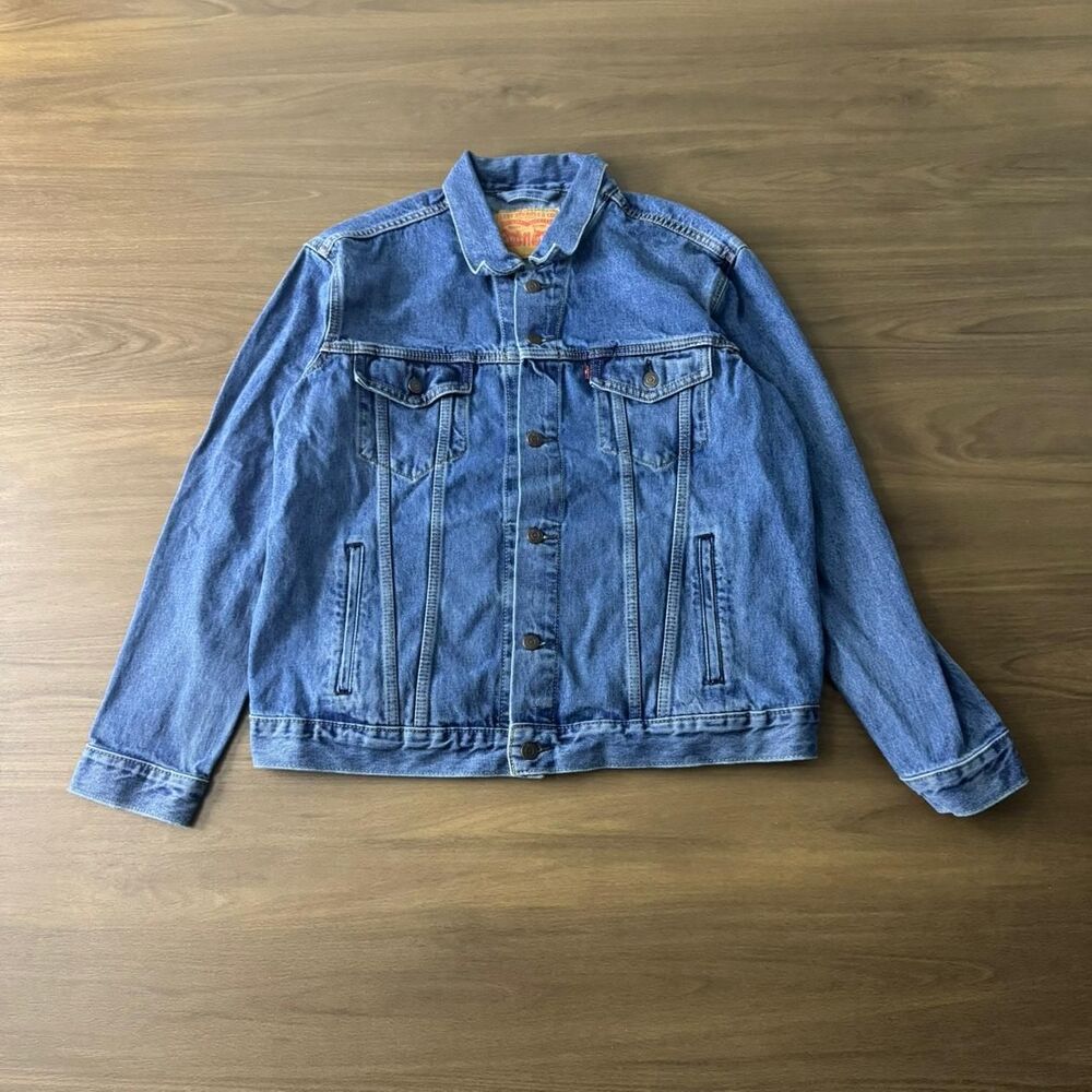 Y2K Levi’s Trucker Blue Denim Jacket Size XL